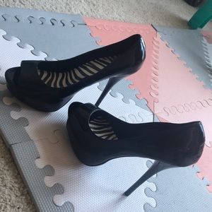 9 1/2 PATENT PEEP TOE PUMPS